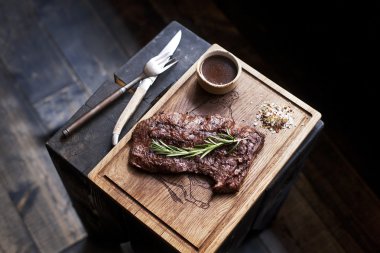 Biftek. Baharatlı ızgara barbekü bifteği.