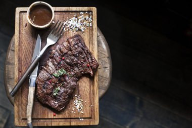 Biftek. Baharatlı ızgara barbekü bifteği.