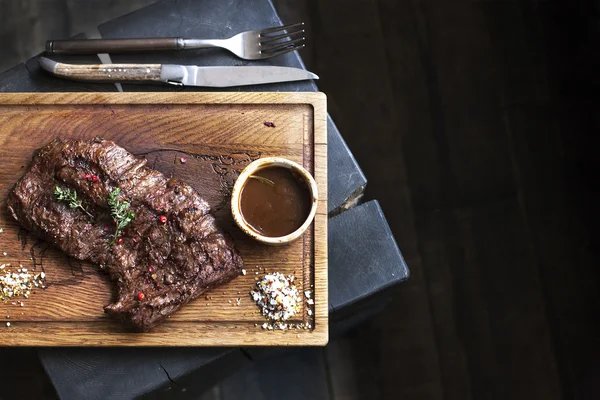 Biftek. Baharatlı ızgara barbekü bifteği. — Stok fotoğraf