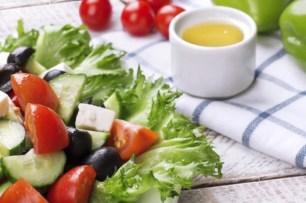 Griechischer Salat in rotem Boul — Stockfoto