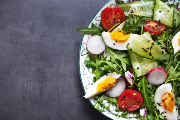 Ensalada griega en boul rojo —  Fotos de Stock