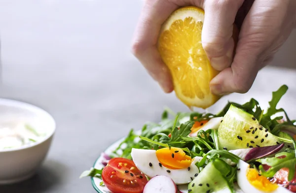 Kırmızı boul Yunan salatası