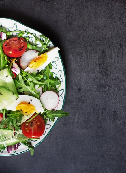 Ensalada griega en boul rojo —  Fotos de Stock