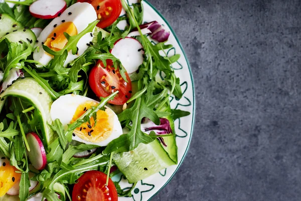 Griechischer Salat in rotem Boul — Stockfoto