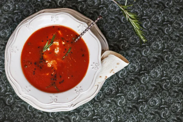 Sabrosa sopa de tomate con pita — Foto de Stock