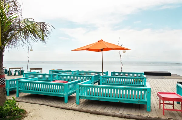 Sedia a sdraio e patio sull'oceano — Foto Stock