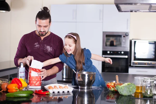 Baba ve kızı hazırlanıyor