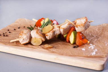 tavuk ve sebze şişleri