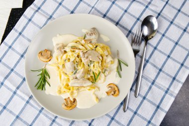 Makarna tagliatelle mantarlı