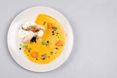 kippenborst met groenten op een witte plaat.