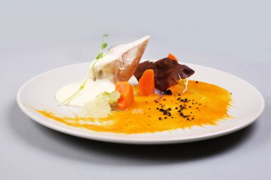 kippenborst met groenten op een witte plaat.