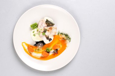 kippenborst met groenten op een witte plaat.