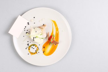 kippenborst met groenten op een witte plaat.