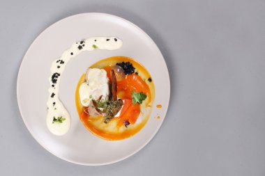 kippenborst met groenten op een witte plaat.