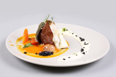 kippenborst met groenten op een witte plaat.