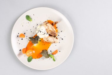 kippenborst met groenten op een witte plaat.