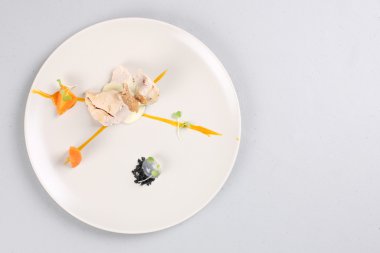 kippenborst met groenten op een witte plaat.