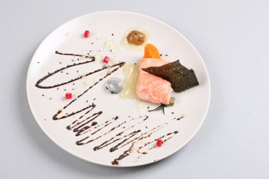 Füme somon ve moleküler Gastronomi teknik tarafından pişmiş sos