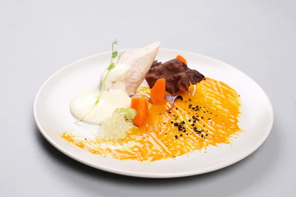Kycklingfilé med grönsaker på en vit platta. — Stockfoto