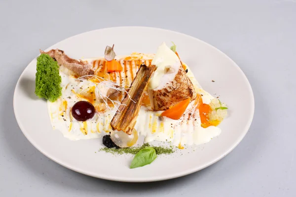 Petto di pollo con verdure su un piatto bianco . — Foto Stock