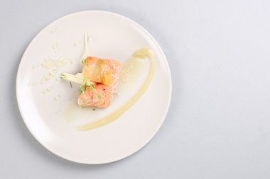 Füme somon ve moleküler Gastronomi teknik tarafından pişmiş sos