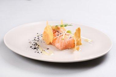 Füme somon ve moleküler Gastronomi teknik tarafından pişmiş sos