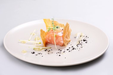 Füme somon ve moleküler Gastronomi teknik tarafından pişmiş sos