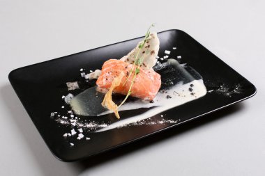 Füme somon ve moleküler Gastronomi teknik tarafından pişmiş sos