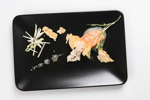 Salmone affumicato e salsa cotta con tecnica di gastronomia molecolare — Foto Stock