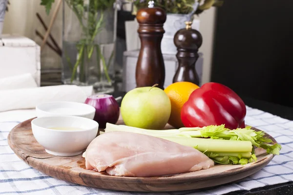 Salade de poulet aux fruits et légumes — Photo