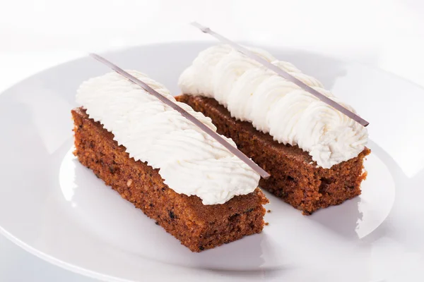 Carrot cake with cream — Stock Photo, Image