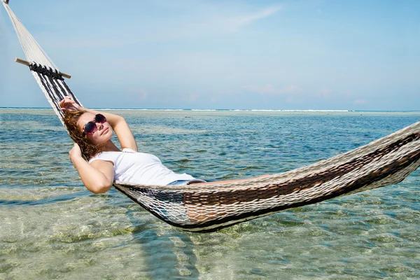 Menina relaxante em rede — Fotografia de Stock