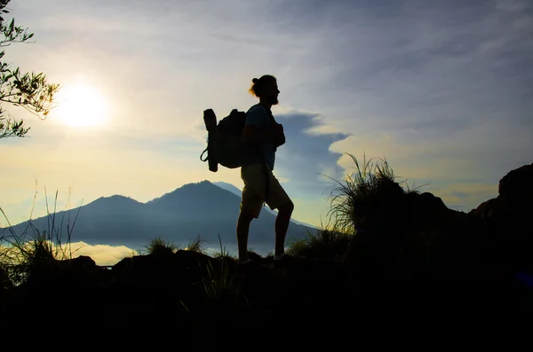 Homme grimper sur la colline — Photo