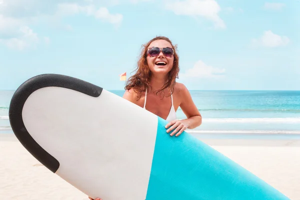 Menina nas ondas com prancha de surf . — Fotografia de Stock
