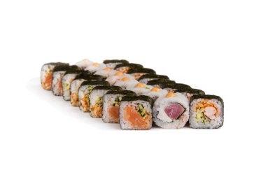 Beyaz bir arka plan üzerinde suşi. Stok görüntü.