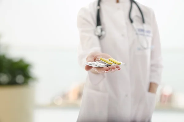 Hap için bir hastadan - stok görüntü veren doktor