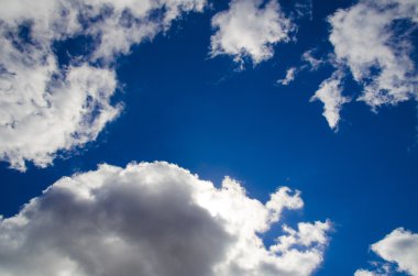 parlak kontrast gökyüzü bulutlu - stok görüntü