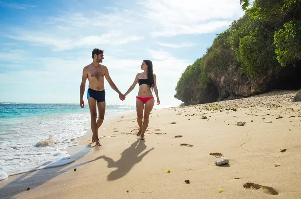 Felice giovane coppia in spiaggia - Immagine stock — Foto Stock