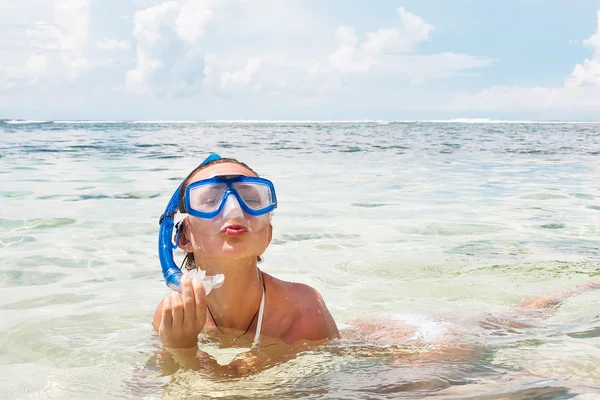 Kvinnan snorkling - Stock bild. — Stockfoto