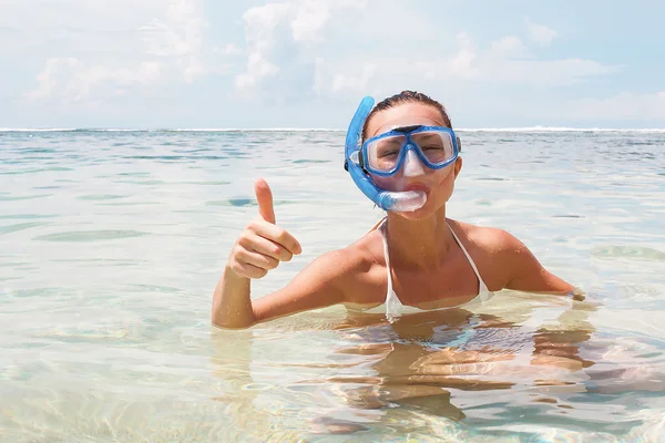 Kvinnan snorkling - Stock bild. — Stockfoto