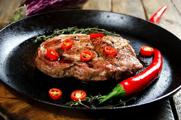 Cuire un steak dans une poêle — Photo