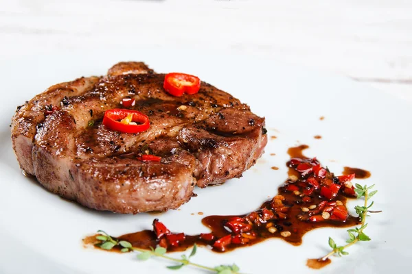 Steak sur assiette blanche — Photo