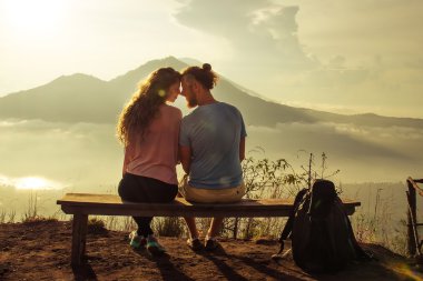 mutlu çift güneş ışığı altında