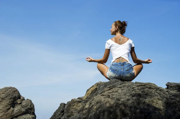 Žena Practising Yoga - Stock obraz — Stock fotografie