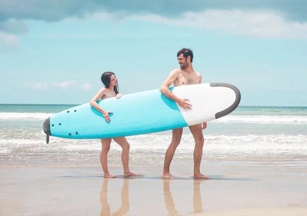 Surfisti in spiaggia - Immagine stock — Foto Stock