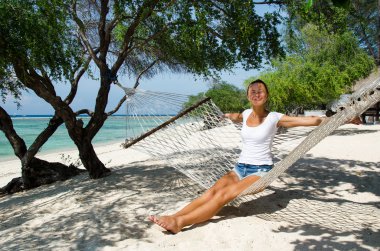 Kız dinlenirken hamak - stok görüntü