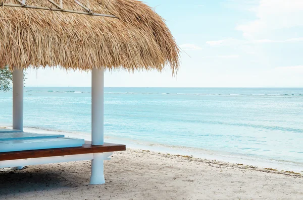 Baldacchino dal sole su una spiaggia Bali — Foto Stock