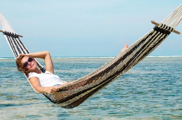 Flicka Relaxing i hängmatta - Stock bild — Stockfoto