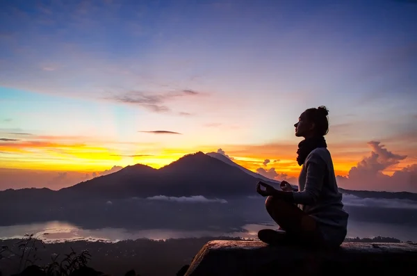 Meditáció a hegyekben — Stock Fotó