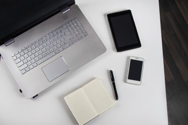 laptop ve defter ile tablo